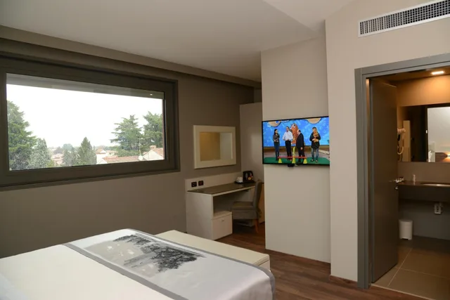 جناح جونيور، Albergo Roma, Bw Signature Collection 10/10