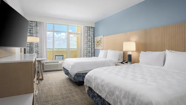 غرفة قياسية بسريرين كوين بشرفة، HOLIDAY INN RESORT FORT WALTON BEACH 3/10