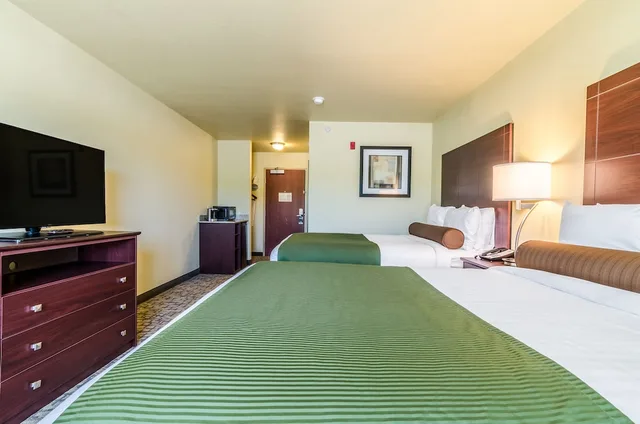 Room, 2 Queen Beds, Cobblestone Hotel & Suites - Paxton 3/9