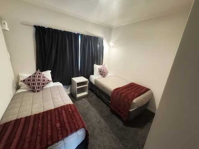 2 Bedrooms, Family Suite, 1 Double and 3 Single Beds، Settlers Motor Lodge 2/9
