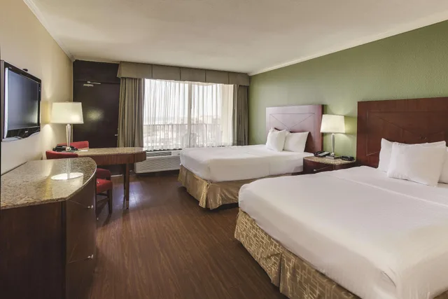 Room, 2 Queen Beds, Pool or Ocean View, Balcony، La Quinta Inn & Suites by Wyndham Cocoa Beach Oceanfront 4/6