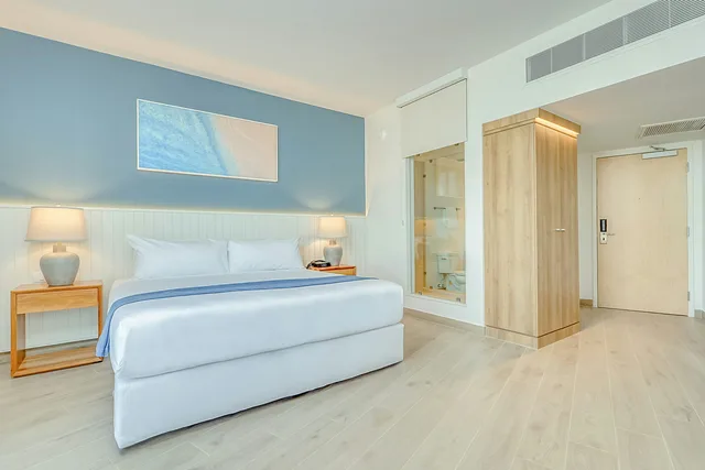 غرفة بريميوم بسرير كينج بإطلالة على البحر، Fort George Hotel And Spa 2/6