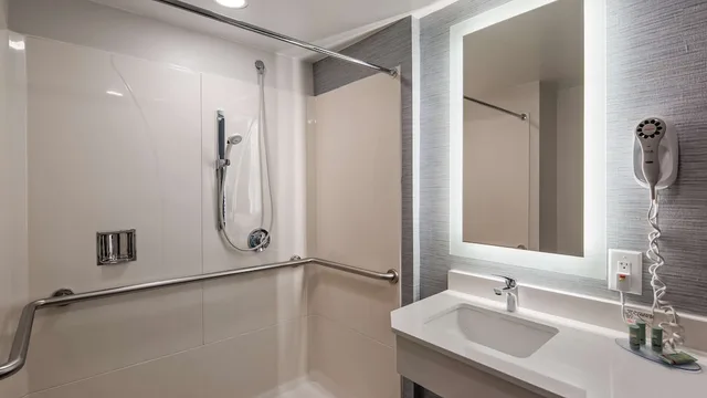 غرفة قياسية بسرير كينج لذوي الإعاقة، Best Western Paramus Hotel & Suites 7/7