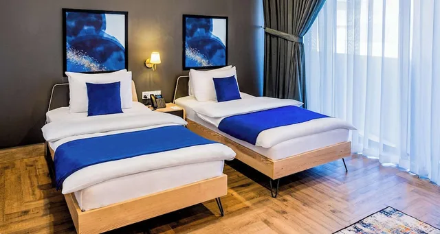 غرفة ديلوكس بسريرين منفصلين بمنطقة جلوس للمدخنين، Best Western DHA Hanna Mall Quetta 1/2