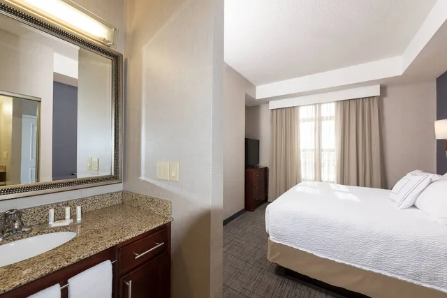 جناح بسرير كينج بغرفة نوم واحدة مع أريكة، Residence Inn Midland Marriott 4/5