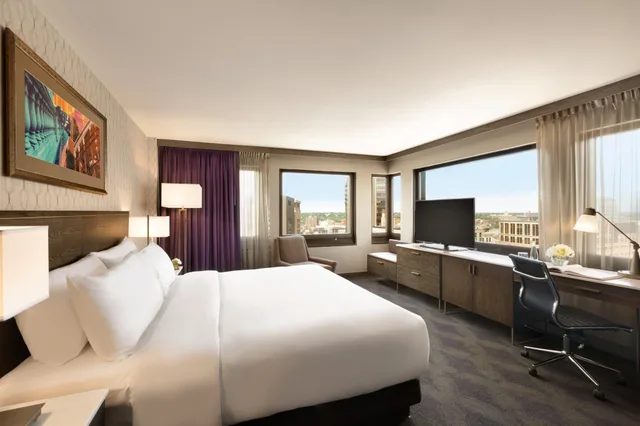 Classic, King Bed, River View, Private Entrance، InterContinental Saint Paul Riverfront 3/5