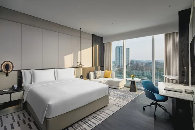 غرفة قياسية بسرير كينج مع دخول صالة النادي، Crowne Plaza Ezhou 4/6