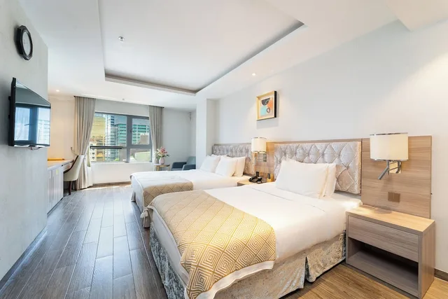 غرفة بريميير ثلاثية بسرير كوين وسرير فردي بإطلالة على المدينة بحوض استحمام، Nicecy Hotel Suites Spa 2/10