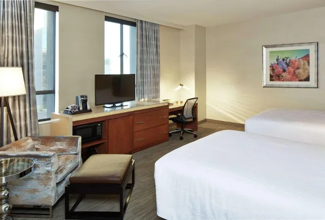 جناح بسريرين كوين بغرفة نوم واحدة مع أريكة، Hilton Garden Inn Phoenix Downtown 2/4