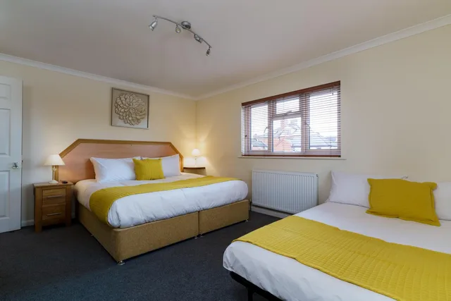 غرفة رباعية بحمام خاص، St Andrews Hotel B B 4/7