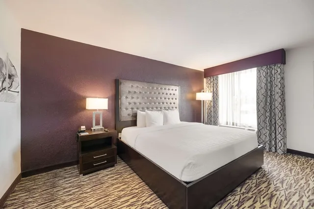 Standard, King Bed, Clarion Inn & Suites Across From Universal Orlando Resort 2/10