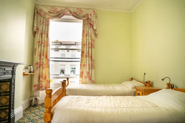 غرفة قياسية بسريرين منفصلين بحمام مشترك، Llandudno Hostel 1/6