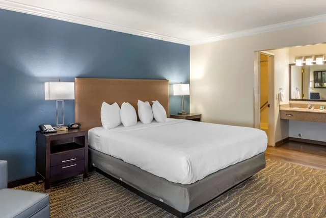 Room, King Bed, Best Western Town & Country Lodge 5/7