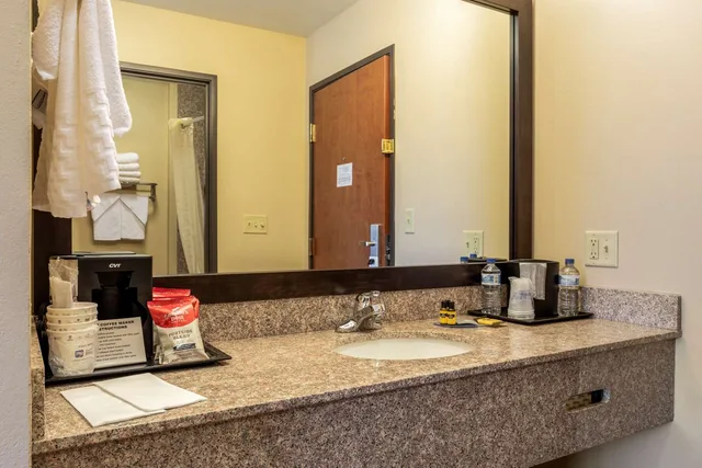 غرفة بسريرين كوين يُسمح فيها بالحيوانات الأليفة، Best Western Plus Red River Inn 3/4