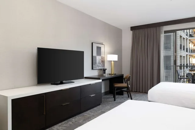 Deluxe, 2 Queen Beds, Fountain View، Hilton Promenade At Branson Landing 2/3