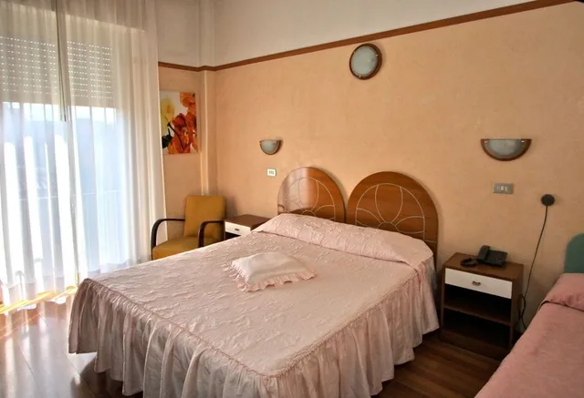 غرفة مفردة، Hotel Britannia 10/11
