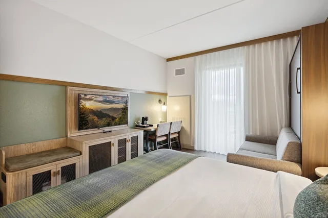 Room, King Bed, Murphy Bed, Balcony، Dollywoods HeartSong Lodge & Resort 6/9
