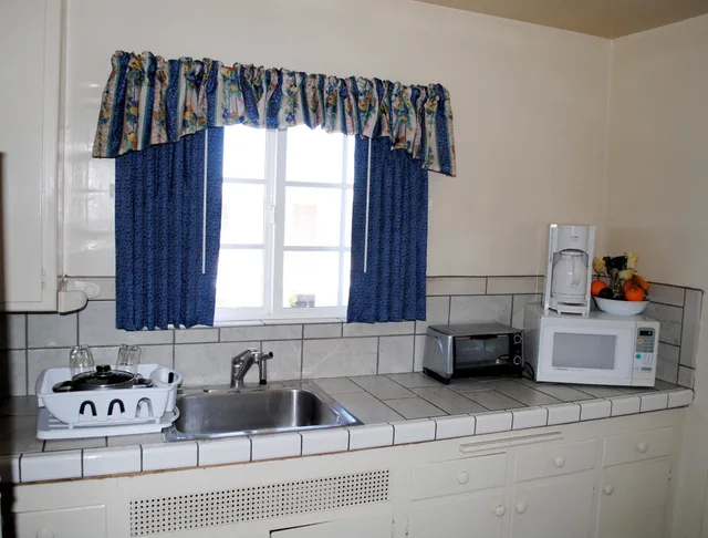 غرفة بسرير كينج بمطبخ، Viking Motel 3/3