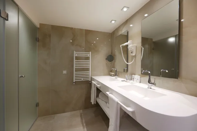 غرفة بسرير كوين بشرفة بإطلالة جزئية على البحر، Iberostar Selection Playa De Palma 5/6