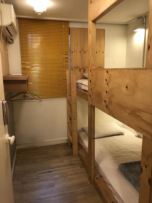 غرفة بسريرين منفصلين وسرير بطابقين، High Street Guest House 1/1