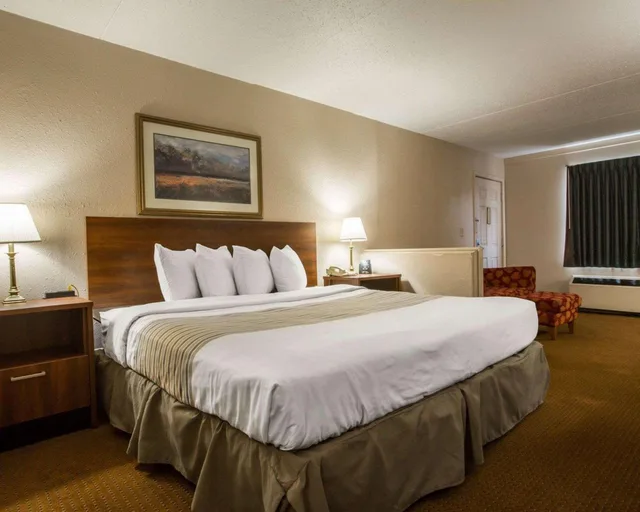 غرفة بسرير كينج للمدخنين، Econo Lodge Inn & Suites at Fort Moore 1/4