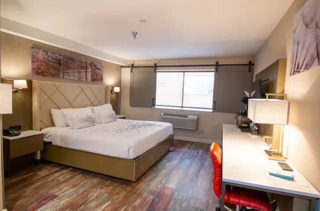 غرفة بسرير كينج لذوي الإعاقة، Empeiria High Sierra Hotel 1/2