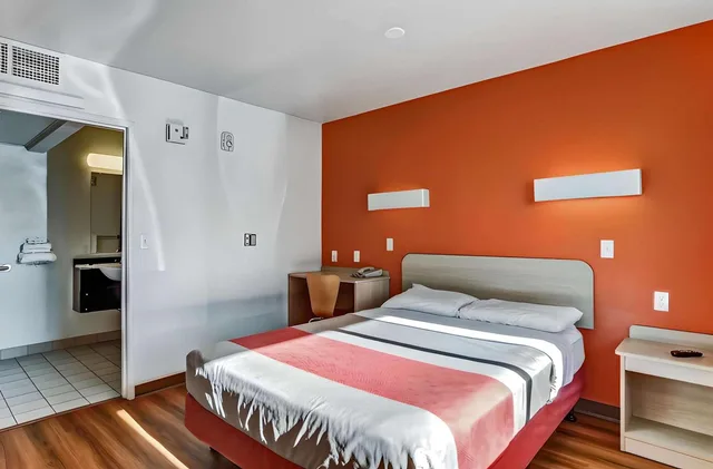 غرفة بسرير كوين، Motel6 Fort Collins, CO 3/10