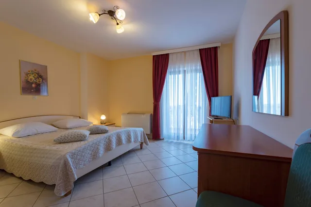 غرفة بسرير مزدوج بشرفة، Hotel Aurora 6/8