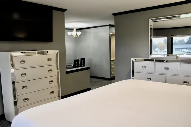 جناح استوديو عائلي بسرير كينج وسرير بطابقين مع أريكة، Carlton Lodge Adrian 1/2