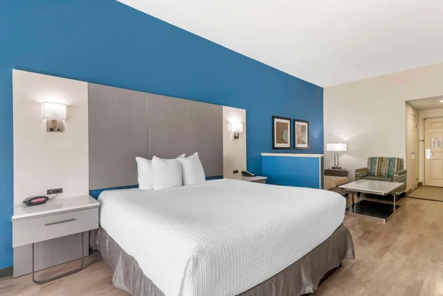 جناح بسرير كينج مع أريكة بحوض استحمام لذوي الإعاقة، Best Western Plus Lake Lanier Gainesville Hotel & Suites 2/3