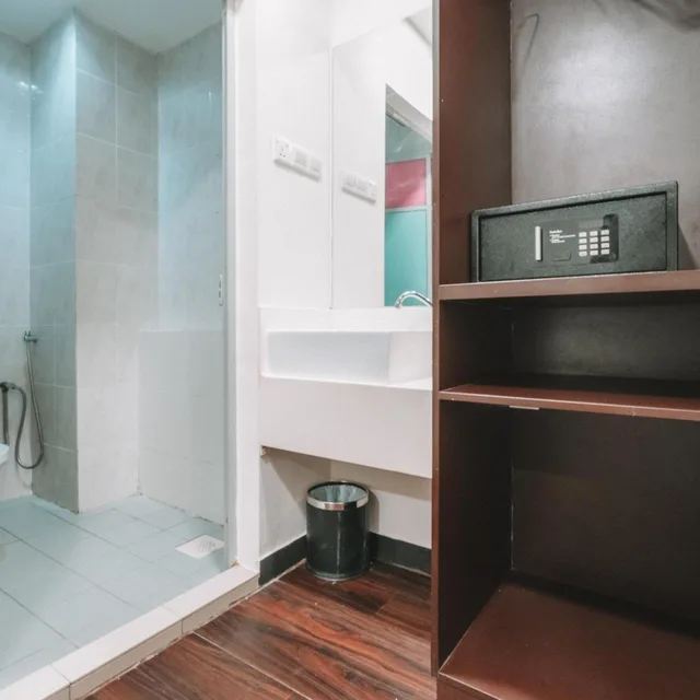 Superior, King Bed, No Window، A Hotel Desker 5/5