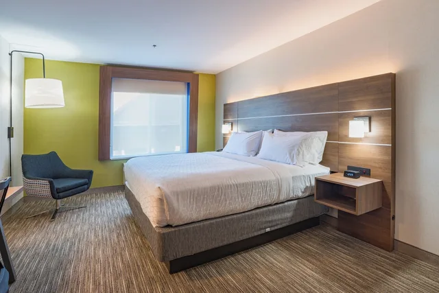 غرفة قياسية بسرير كينج، Holiday Inn Express Hotel And Suites Swansea 3/4