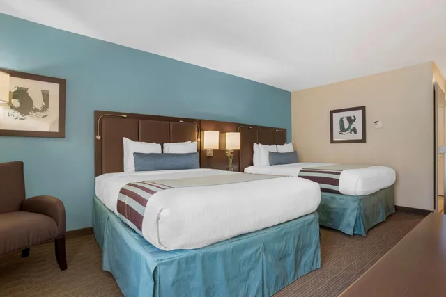 غرفة بسريرين كوين مع أريكة، Best Western Plus Tallahassee North Hotel 3/8