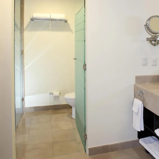 غرفة بسرير كينج بشرفة بإطلالة جزئية على البحر، Four Points by Sheraton Veracruz 7/7
