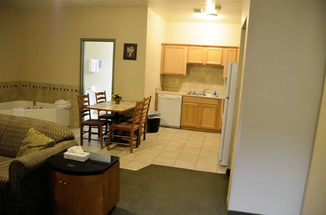 Suite, King Bed, Days Inn by Wyndham Luray Shenandoah 3/3