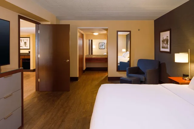 جناح بسرير كينج بغرفتين مع أريكة، Doubletree By Hilton Hotel Pittsburgh - Cranberry 1/8
