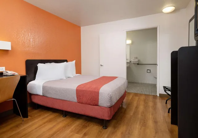 غرفة بسرير مزدوج لذوي الإعاقة، Motel6 Camarillo, CA 8/10