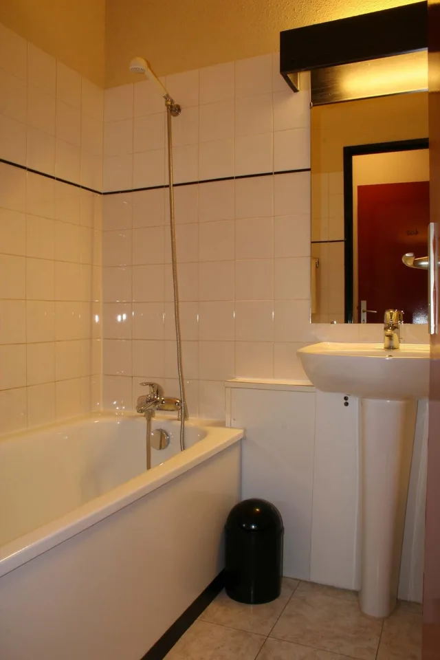 غرفة ثلاثية، Hotel Elysee 5/5