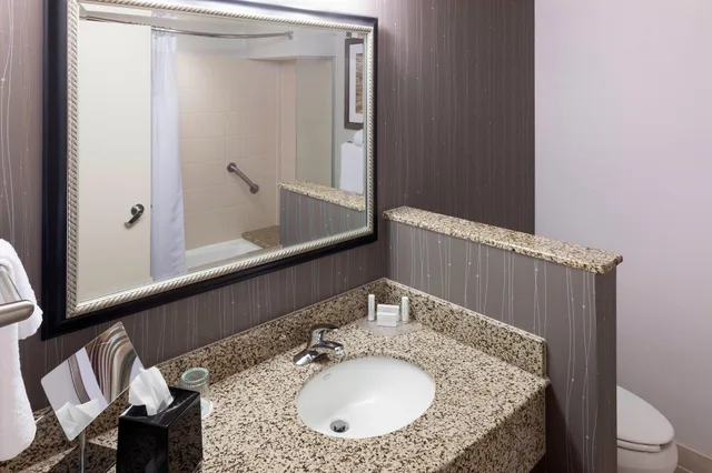 غرفة بسرير كينج مع أريكة، Courtyard Suffolk Chesapeake 2/4