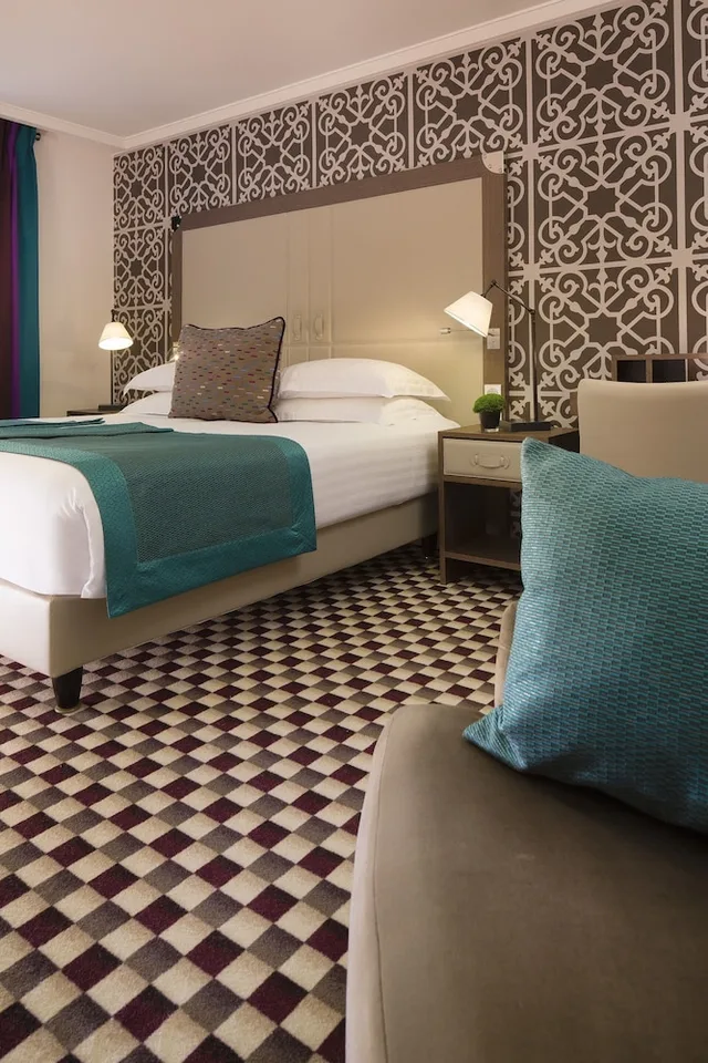Connecting, Queen and Twin Beds, Phileas Lazare Spa 4/4