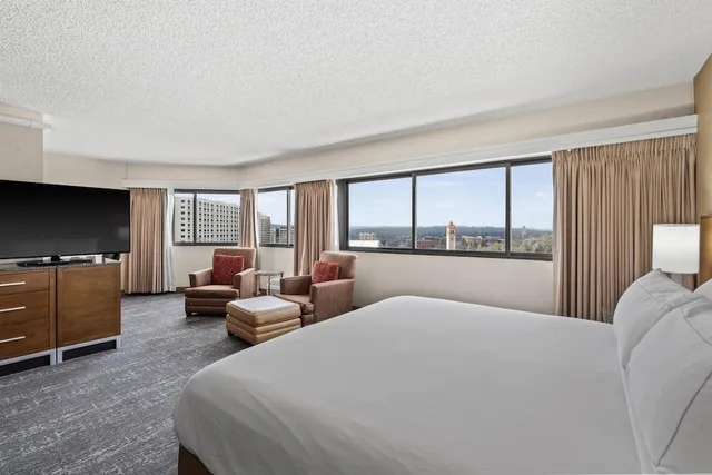 Room, King Bed, Bathtub, Corner, Accessible, DoubleTree by Hilton Hotel Spokane City Center 3/10