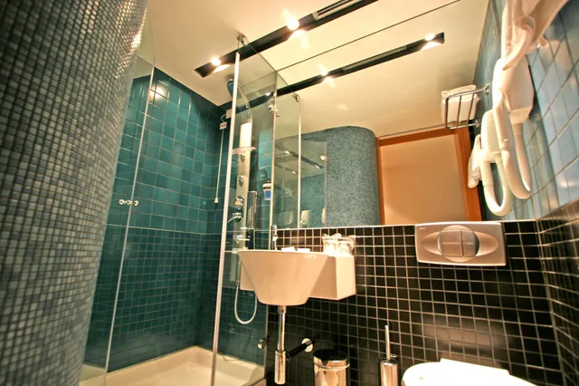 غرفة كلوب بريميوم بسرير مزدوج بإطلالة على البحر بشرفة، Hotel Kornati Biograd 7/8