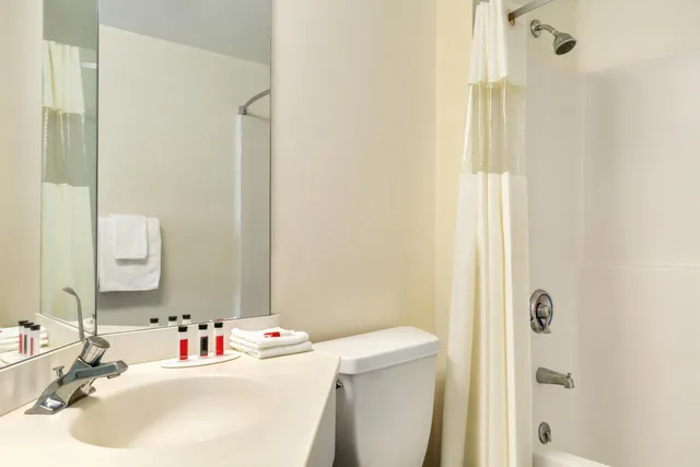جناح ديلوكس بسرير كينج، Travelodge by Wyndham Niagara Falls 4/5