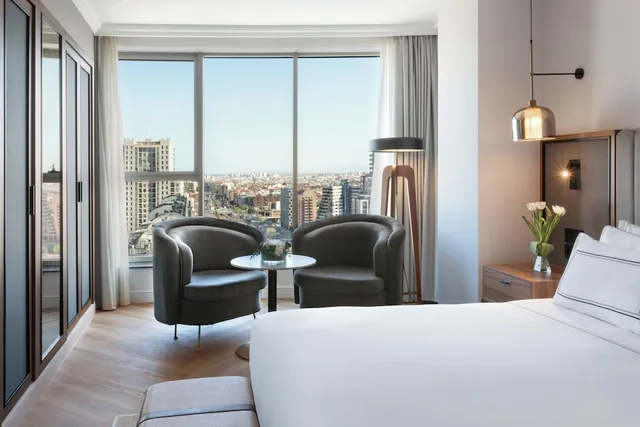 جناح جونيور بسرير كوين مع أريكة، Melia Valencia Palacio de Congresos Formely Hilton Valencia 5/10