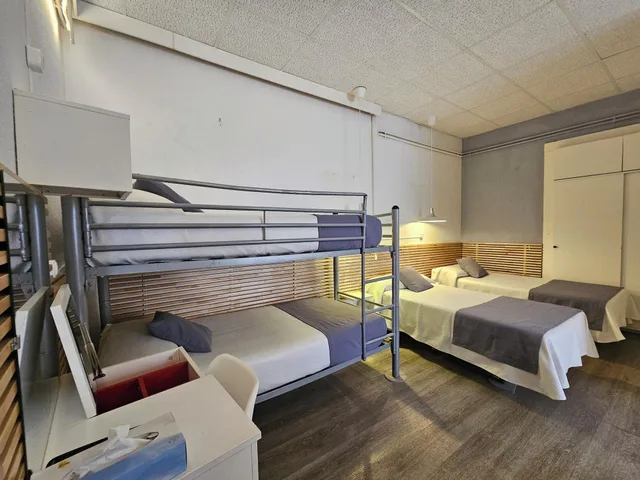غرفة داخلية بخمسة أسرّة بحمام خاص، Hotel Palermo 3/7