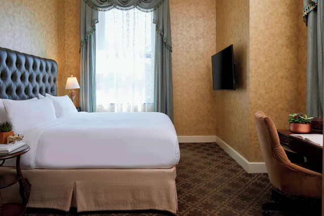 جناح بسرير كينج مع أريكة، The Depot Renaissance Minneapolis Hotel 8/8