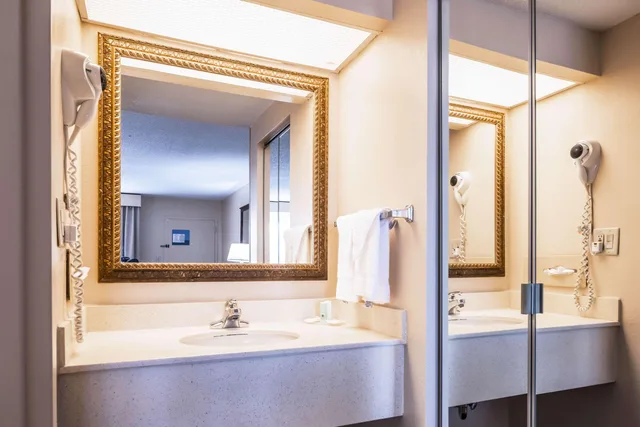غرفة بسرير كينج للمدخنين، Quality Inn Dillon, SC 3/3