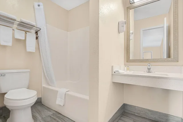 غرفة بسرير كينج، Days Inn by Wyndham Fort Wayne 8/8