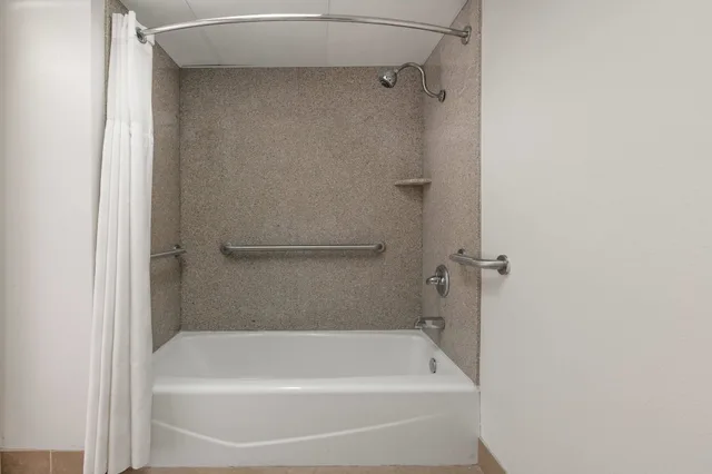 غرفة بسرير كينج لذوي الإعاقة، Ramada By Wyndham Odessa Near University Of Texas Permian 3/3