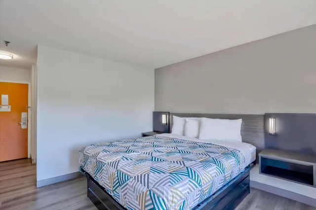 1 King Bed - Mobility Accessible Tub, Nsmk، Motel6 Virginia Beach, VA 2/10
